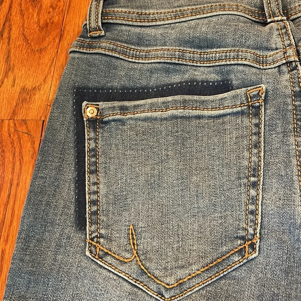 EUC Inc International Concepts Distressed Denim Cuff Shorts Size 6 - Picture 9 of 17